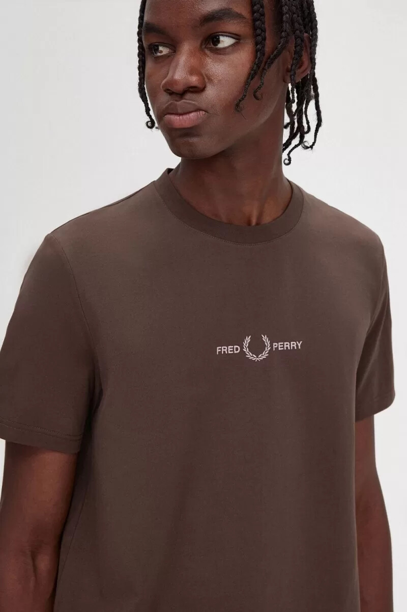 t-shirt da uomo ricamata fred perry color tabacco bruciato
