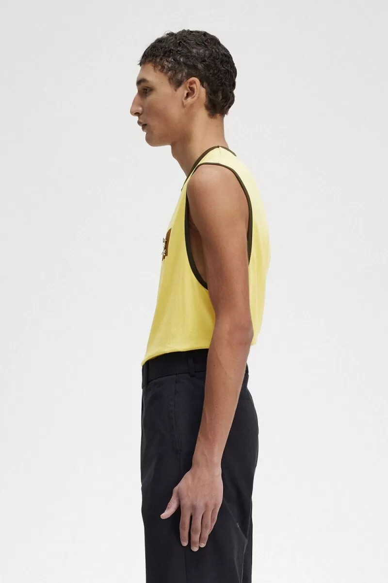 fred perry t-shirt da uomo con stampa a gilet color lime sporco