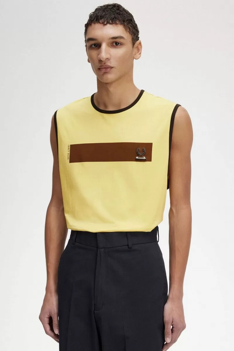 fred perry t-shirt da uomo con stampa a gilet color lime sporco