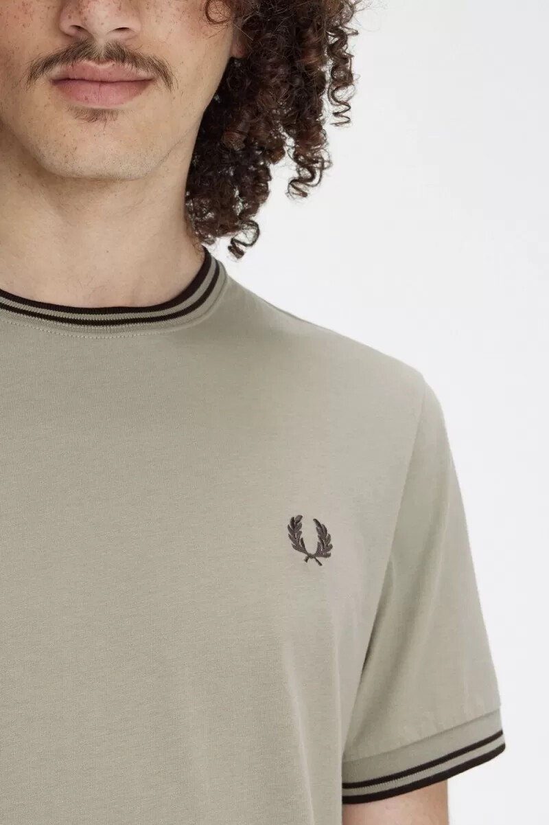 fred perry twin tipped t-shirt da uomo grigio caldo rosso scuro
