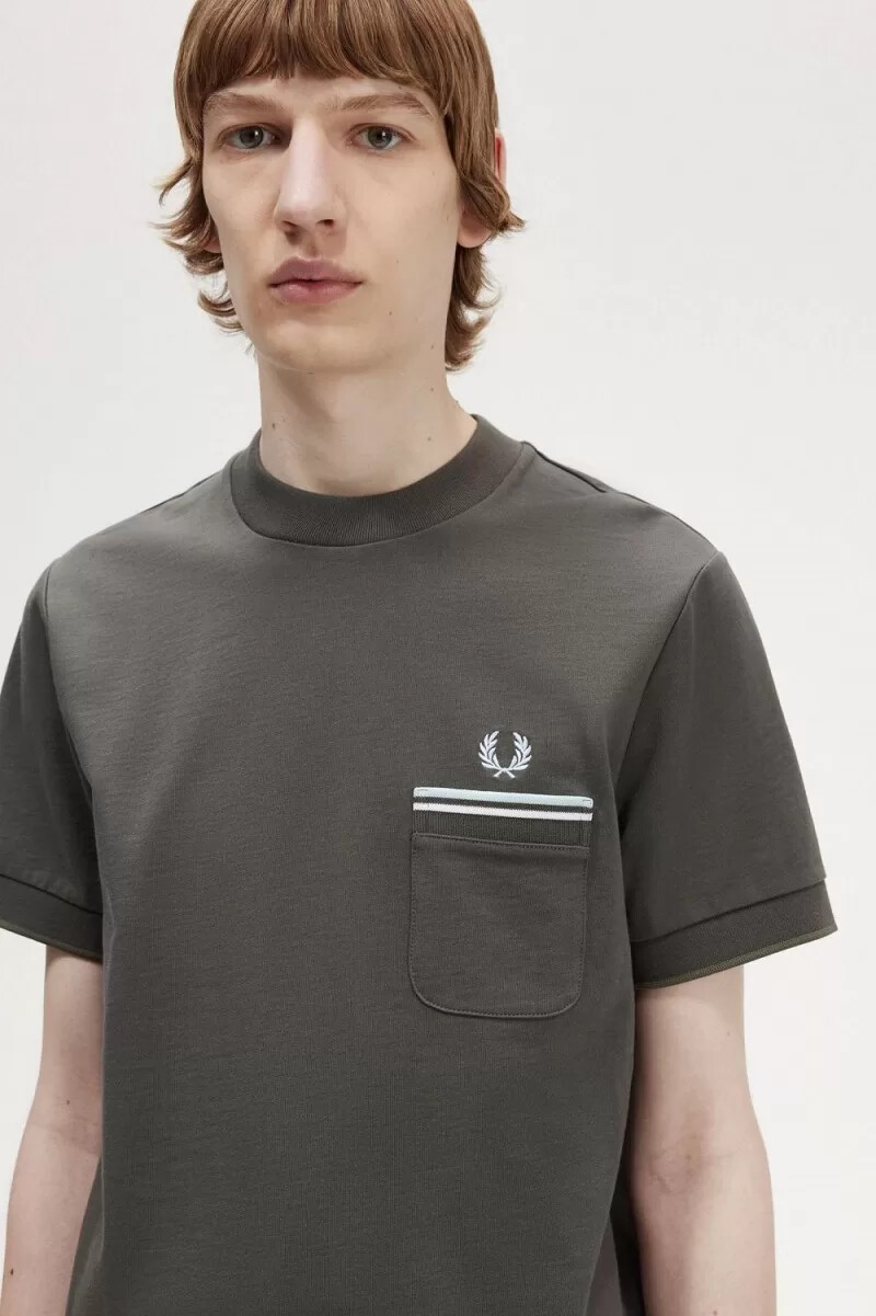 fred perry t-shirt da uomo con doppia tasca e tiretto verde campo